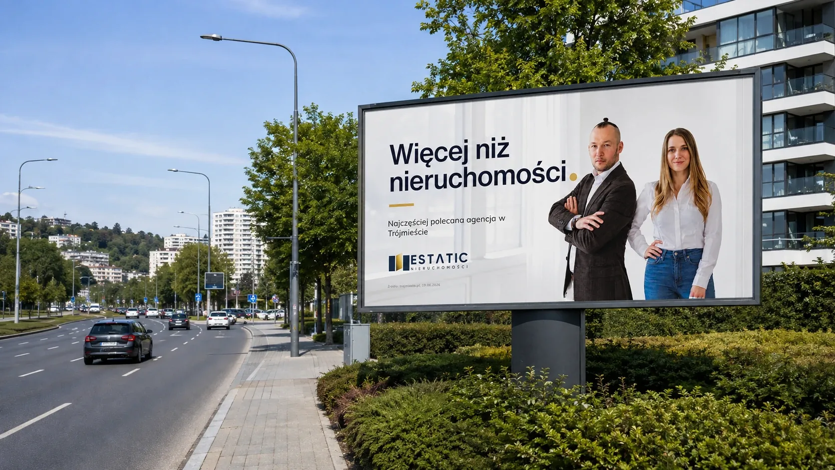 Wizualizacja billboardu ESTATIC z hasłem „Więcej niż nieruchomości” w miejskiej przestrzeni Gdyni.