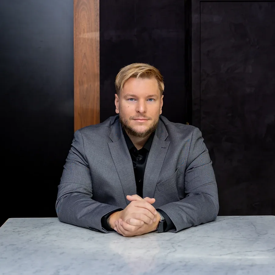 Łukasz Wydrowski w biurze ESTATIC.